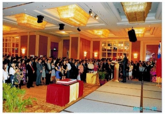 Guests mingled in the ballroom of Conrad Centennial Singapore Hotel and immersed in the joyous occasion of the 101st Double Tenth National Day Reception on 9 October 2012.