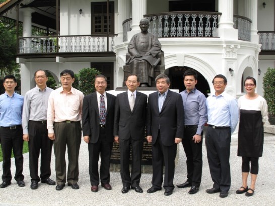  Pan Shuan-Wei, director of Sun Yat Sen Nanyang Memorial Hall (3rd right), and other board members.