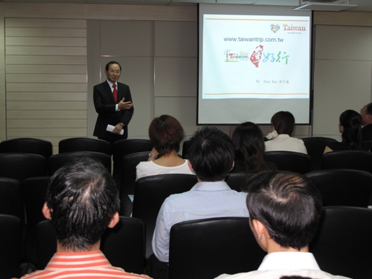 At the workshop on promoting Taiwan’s tourism organized by Taipei Representative Office on June 8, 2012, Representative Fa-Dah Hsieh told the workshop participants that he wished to see more Singaporeans visit Taiwan in the future. More than 70 participants representing Singapore’s traveling industry were invited to attend the workshop. They were briefed about different tourism packages which would be attractive to Singaporean people.