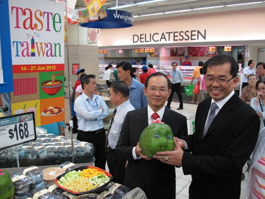 The activity will last for two weeks until June 27, 2012. At one of FairPrice’s premises, Representative Fa-dah Hsieh (left) held a watermelon together with Mr. Tng Ah Yiam, Managing Director of NTUC FairPrice. The watermelon which was cultivated and grew into a piggy shape demonstrates Taiwan’s innovative capacity to add value on its agriculture products.