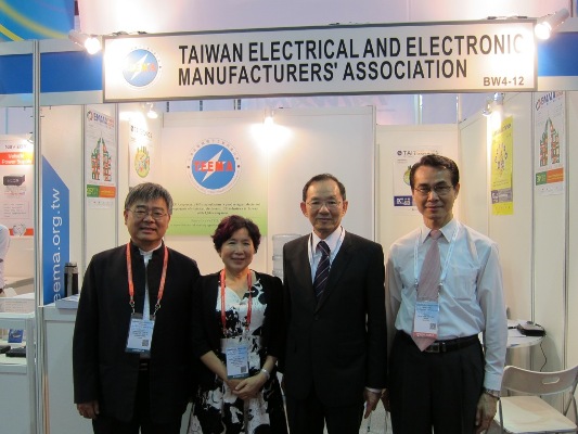 Representative Hsieh encouraged Taiwanese companies to attend trade fairs/exhibitions held in Singapore and use Singapore as a gateway to market their products in South East Asia. He also admired the high quality and technology content of the products exhibited. Several of Taiwan’s telecommunication products have the highest market share in the world.