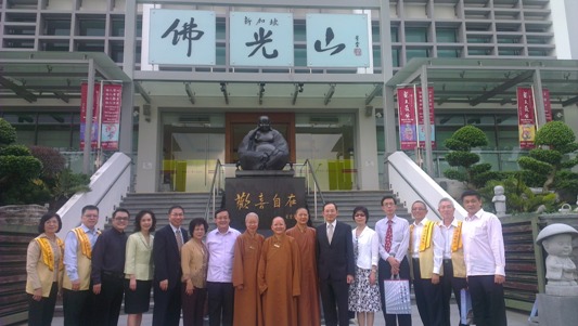 They had a group photo taken with Ven. Shih Miao Mu, Administrator of Fo Guang Shan Singapore, Ven. Man Hui, Administrator of Fu Guang Shan Malaysia, Jackson Teo, Deputy Chairman of Buddha’s Light International Association and the other faithful in front of Fo Guang Shan Temple. 