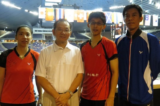 Representative Hsieh poses with mixed doubles’ champion: Chen Hon-ling (2nd right), Chen Wen-hsin (left) and coach, Liao Kuo-mao (right).