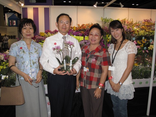 Taiwan’s horticultural industry has flourished over the years. Statistical figures from the Taiwan Floriculture Export Association (TFEA) revealed that export of flowers and flower seeds have tripled in value over the decade, from US$48 million in 1999 to US$111 million in year 2009. Orchid flowers, in particular, accounted for 80% of the export value and constituted 20% of the total flower exports by quantity. Taiwan has since replaced Thailand in year 2005 as the world’s premier exporters of orchid flowers.
