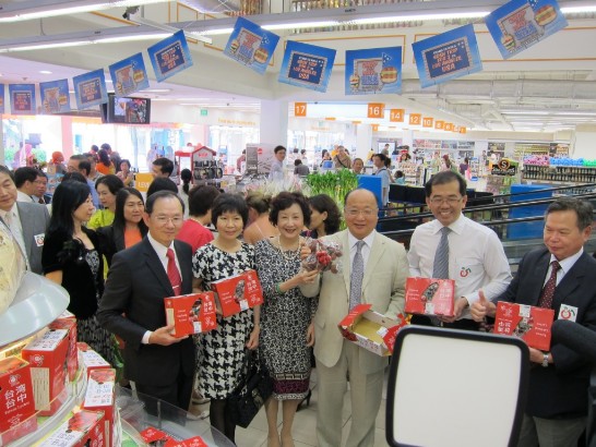 getting a warm reception from the media and public while at NTUC Finest Supermarket (Singapore) to promote Taichung lychee. Shoppers at the supermarket were invited to identify the different packagings and the anti-imitation labels so as to ensure that they bought the genuine product.