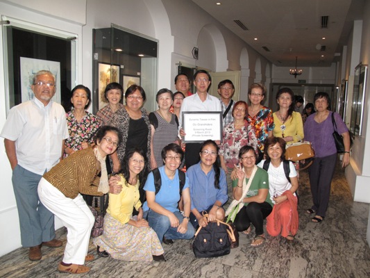 Peter Chen, Information Director posing with volunteers from the Sinapore Concer and Care Society after the screening of the film"Go Grandriders".