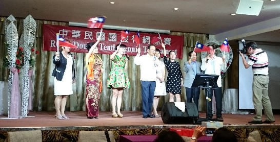 Representative Hsieh Fa-dah (centre), Farah Club President Ms. Cheng (third from left) and Taipei Business Association President Ms. Chen Sue-Chin (third from right) lead in  the singing of the song “Ode to the Republic of China”. 
