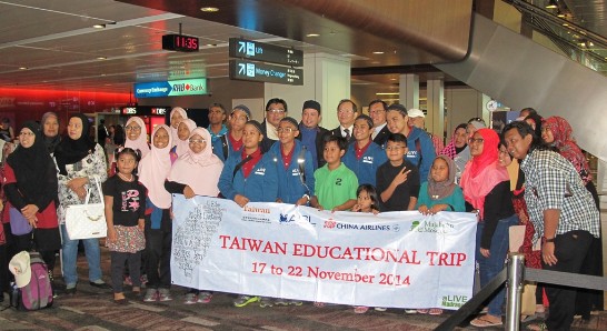 Group photo of organizers, participants, and the parents and teachers of the participants at the send-off for the Taiwan Educational Trip.