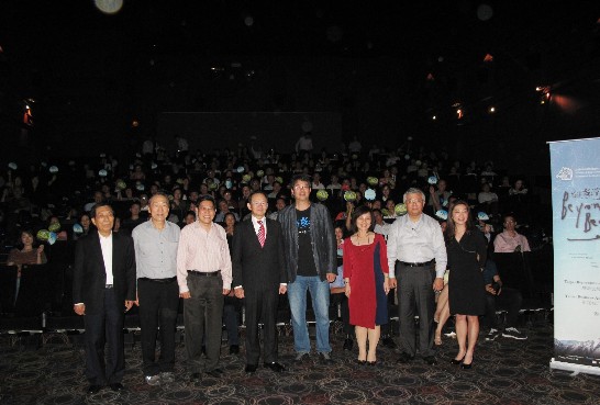 Representative Hsieh Fa-dah (fourth from left) and Director Chi Po-lin (fifth from left) and Ms Chen Sue-Chin (first from right), President of the Taipei Business Association in a group photo with invited guests at the end of the movie screening.