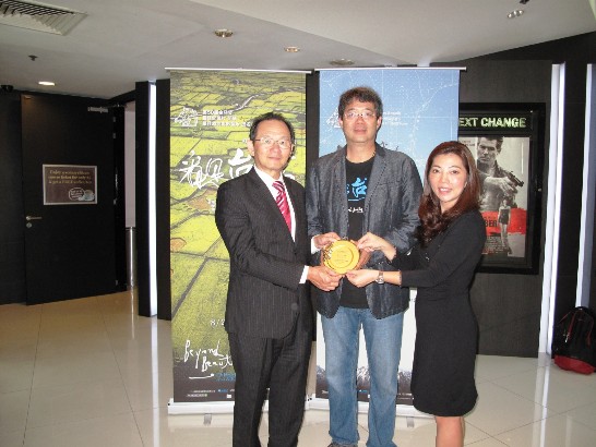 Representative Hsieh and Ms Chen, President of the Taipei Business Association, presenting a token to Director Chi Po-lin