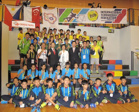 Representative Hsieh Fa-dah (third row from front, third from left), Mr.  Chris Huang, President of the International Tchoukball Federation (third row, second from left),  and Mr. Chou Hung-Shih, President of Asia Pacific Tchoukball Federation (third row, second from right) in a group photo with Taiwanese players at the 3rd Asia Pacific Youth Tchoukball Championships 2014.