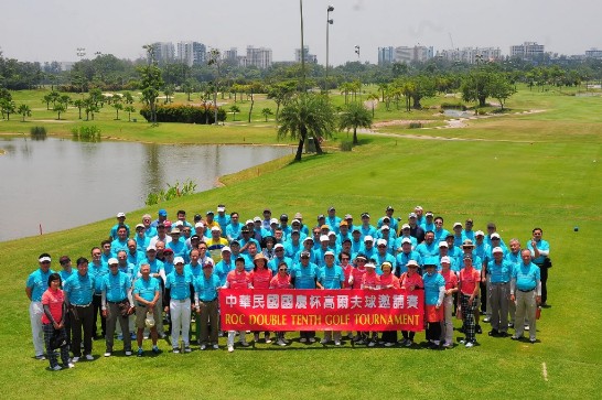 Group photo of golfers at the 2014 ROC Double Tenth Golf Tournament organized by the Taipei Business Association.