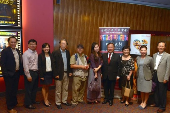 Representative Ta-Tung Jacob Chang and Mrs. Chang (fourth and third from right) in a group photo with Ms. Michelle Chu (fifth from right), producer of “The Moment: 50 Years of Golden Horse”; Mr. Chen Hwai-eng (fifth from left), director of “A Life That Sings”;   Professor Eddie Kuo (fourth from left), Director, UniSIM Centre for Chinese Studies; Associate Professor Foo Tee Tuan (second from left), Deputy Director, UniSIM Centre for Chinese Studies; Mr. David Lee (first from left), Vice Chairman, Singapore Film Society;  Ms. Chen Sue Chin (second from right), President, Taipei Business Association in Singapore; and Mr. Arthur Chen (first from right), Vice President, Taipei Business Association in Singapore; at the “Taiwan Documentary Showcase”. 