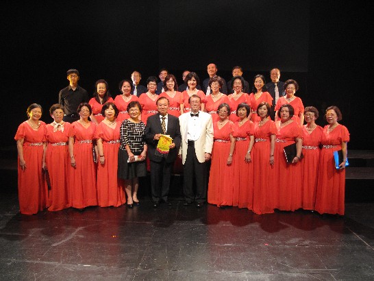 Representative Ta-Tung Jacob Chang and Mrs. Chang (sixth and fifth from left) in a group photo with choral conductor, Mr. CHAO Kaichun and the members of the Phoenix Choir.