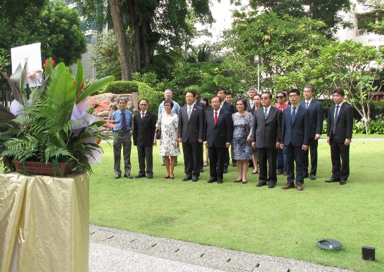 Representative Ta-Tung Jacob Chang and Mrs. Chang (front row, fifth and sixth from left); Mr. Cham Seng Yin, President of the United Chinese Library and Mrs. Cham; Dr. Tan Teng Phee, General Manager of the Sun Yat Sen Memorial Hall; UCL members; representatives from the Overseas Compatriot Affairs Commission and officials from the Taipei Representative Office paying their respects before the statue of ROC Founding Father Dr. Sun Yat Sen.