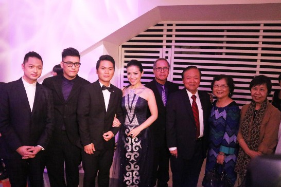 Representative Chang and Mrs. Chang (third and second from right) with Cheng Yu-Chieh and Lekal Sumi (first and second from left), directors of “Panay”, at the gala opening of the 26th Singapore International Film Festival (SGIFF).