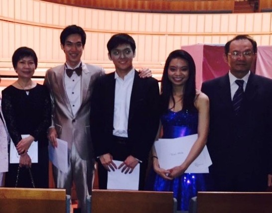 Group photo of Representative Hsieh Fa-dah and the top three winners of the Singapore International Violin Competition.