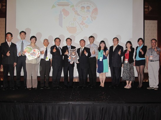 Representative Chang Ta-tung (centre) and Deputy Representative James Huang (fifth from left) at the Taiwan Tourism Promotion Meeting to market Taiwan’s sights and attractions.