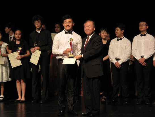 Representative Chang presenting the top prize to Liu Liang Yen, top winner of Strings Solo in the Youth B category at the Singapore Raffles International Music Festival.