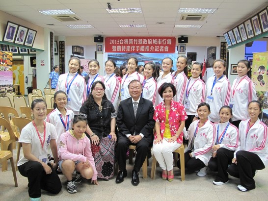 Group photo of Representative Chang (centre) with the members of the Hsinlei Dance Group who were taking part in the Hakka Cultural Festival.
