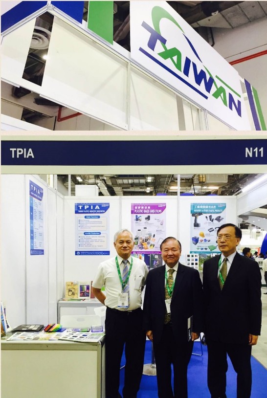 Representative Ta-Tung Jacob Chang (centre), Director Eugene Chen (first from right) and Director-General Hsieh of TPIA (first from left) promoting Taiwan’s green products.