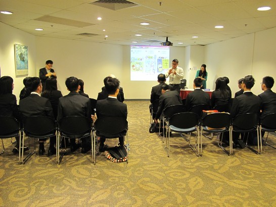 Mr. Chua Chim Kang (right, standing), Managing Editor, Chinese Media Group of Singapore Press Holdings, briefed the teen diplomats on Singapore’s bilingual policy.