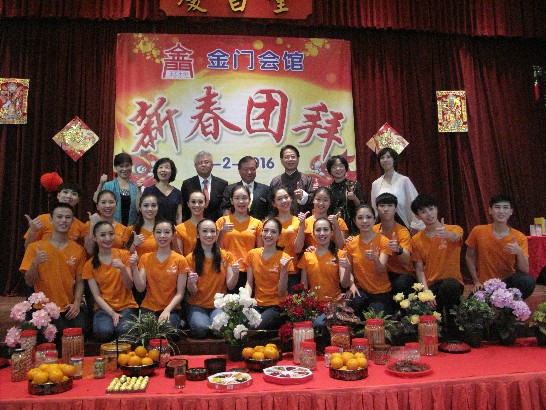 Group photo of Representative Ta-Tung J. Chang (back row, center); Professor Man-li Wu (back row, second from left), Head of Hwa Kang Dance Troupe of the Chinese Culture University; Mr. Chua Kee Seng Thomas (back row, third from left), Vice President of Kim Mui Hoey Kuan; Mr. Heman Chen (back row, third from right), Commissioner of the Overseas Community Affairs Council; and members of the Hwa Kang Dance Troupe.