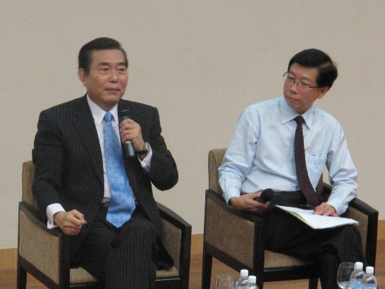 Dr. Chih-Kang Wang (left), Chairman of Taiwan External Trade Development Council, gives lecture at Singapore Management University on December 17, 2009. Mr. Wang Sun-lien (right) is the host of this event. This event is hosted by Singapore Chinese Chamber of Commerce &amp; Industry.