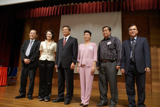 Representative Vanessa Shih (second from left) and guests in “The Rising Opportunities for Investing and Listing in Taiwan Conference” held in Singapore Chinese Chamber of Commerce and Industry on 25 August, 2009.