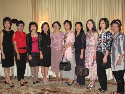 婦女節座談會主持人陳舒琴及其他與會女性台商僑領、謝代表夫人等合影。