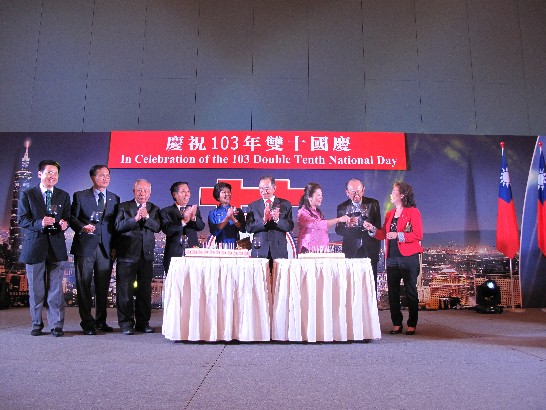駐新加坡代表處謝發達代表（中）與僑領於10月10日「中華民國103年國慶酒會」帶領現場來賓齊唱「生日快樂」歌。