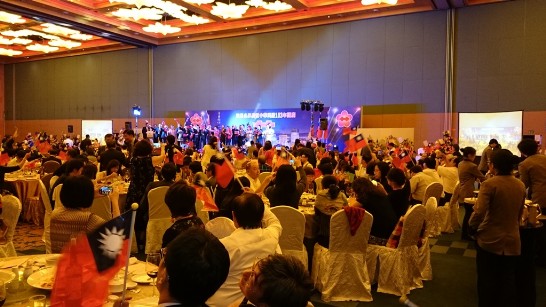 ｢新加坡台北工商協會｣於10月10日晚間舉行「旅星各界慶祝103年國慶」晚會，現場來賓近700人，熱烈揮舞國旗齊唱梅花、高山青、愛拼才會鸁等歌曲。