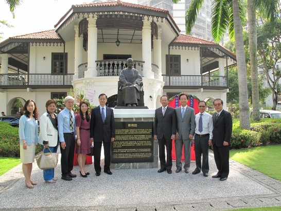 駐新加坡代表處、同德書報社、新加坡臺北工商協會、留臺校友會等單位代表於致敬典禮後在晚晴園　國父銅像前合影。