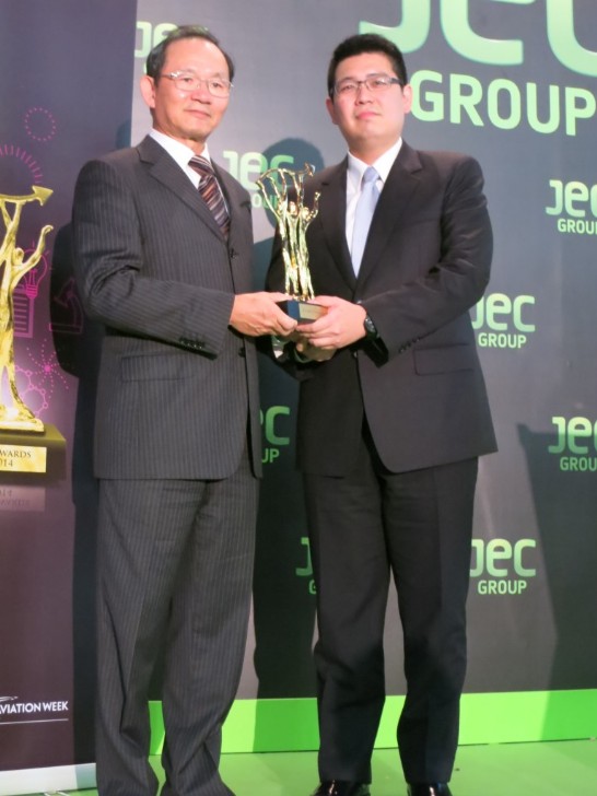 駐新加坡代表處謝發達代表(圖左)頒發原材料創新設計獎予我國廠商永虹科技公司
