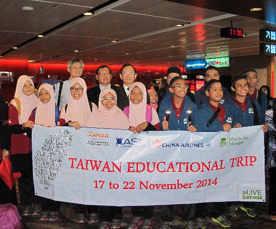 駐新加坡代表處謝發達代表（後排左三）、謝長明主任（後排左一）與赴臺旅遊的穆斯林學童合影。