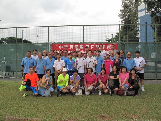駐新加坡代表處謝發達代表（第二排左六）與｢中華民國國慶盃網球賽｣參賽選手於開賽前合影
