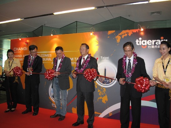 駐新加坡代表處謝發達代表（右三）應邀為「臺灣虎航」首航典禮剪綵