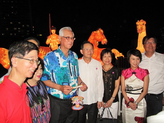 駐新加坡代表處謝發達代表（中）與貴賓在臺北市燈區前合影