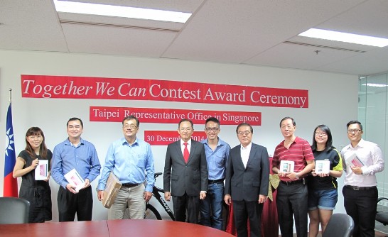 駐新加坡代表處謝發達代表（左四）、黃健良副代表（右四）與Together We Can微電影有獎徵答活動7位新加坡得獎人合影。