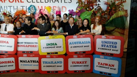 駐新加坡臺北代表處謝發達代表(前排右三)與出席「新加坡2015妝藝大遊行」記者會各國代表合影。