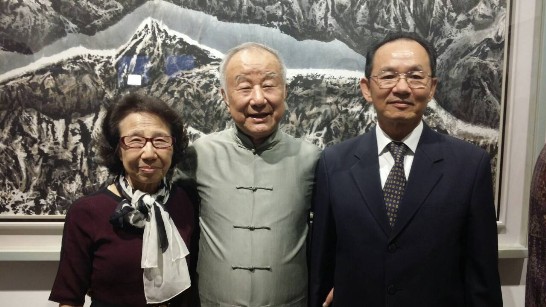 駐新加坡代表處代表謝發達（右）與劉國松教授夫婦合影