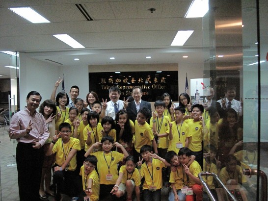 駐新加坡代表處代表謝發達（中）與南湖國小師生合影