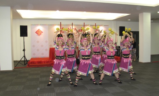 國立臺灣體育運動大學於2月16日｢春到河畔｣記者會中表演原住民舞蹈