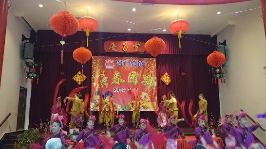 「國立臺灣體育運動大學」舞蹈系學生在「金門會館」新春團拜中表演精采舞蹈，博得熱烈掌聲。