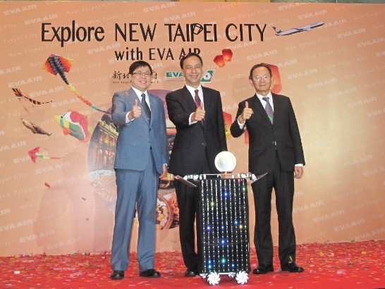 駐新加坡代表處謝發達代表、新北市政府朱立倫市長、長榮航空張國煒董事長（自右至左）3月6日在新加坡記者會中行銷臺灣觀光。