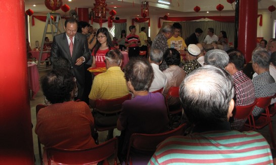 駐新加坡代表處代表謝發達（左）代表「浯江公會」致贈65歲以上長者紅包。