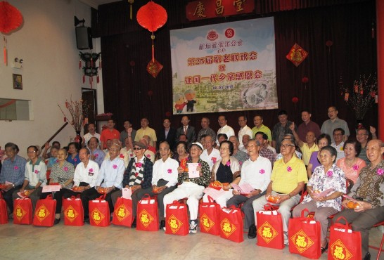 駐新加坡代表處代表謝發達、副代表黃健良（後排左六、右六）與出席「浯江公會」敬老感恩會65歲以上長者合影。