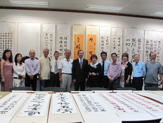 駐新加坡代表處謝發達代表（中）出席「金門縣書法學會」、新加坡「獅城書法篆刻會」書法聯展。