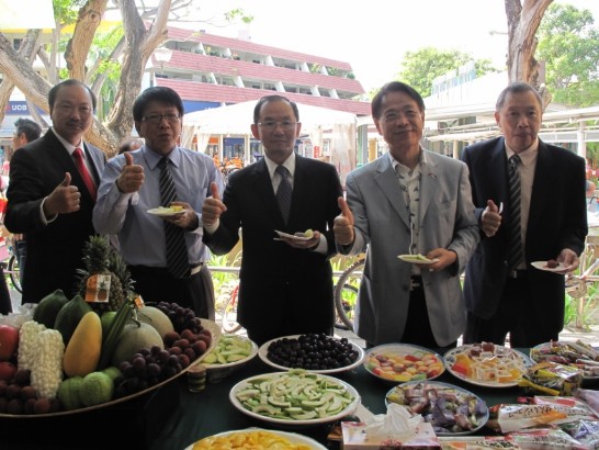 駐新加坡代表處謝發達代表（中）出席「2015臺灣食品節」，與屏東縣長潘孟安（左二）、僑務委員陳正吉（右二）、昇菘集團總裁林福星（右）、董事經理林佑龍（左）等邀請民眾試吃屏東縣水果。