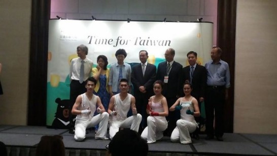 駐新加坡代表處謝發達代表(後排中)、觀光局駐新加坡辦事處謝長明主任(後排左)5月19日出席在新加坡Carlton Hotel舉辦｢臺灣觀光推廣會｣。